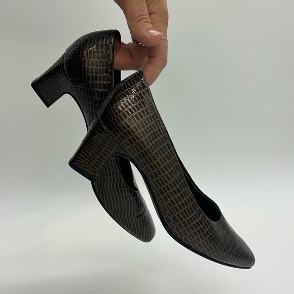Alligator Texture Heels - Picture 3 of 6